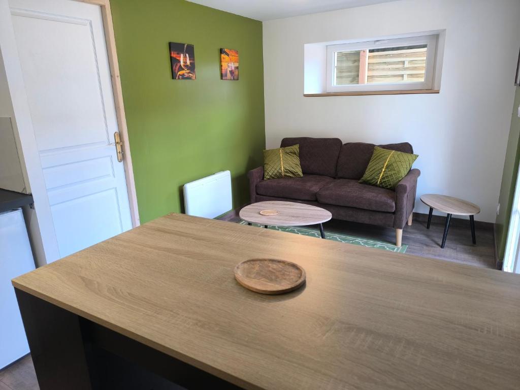 un salon avec une table et un canapé dans l'établissement Gites les Bon' aparte gite 3, à La Chapelle-sur-Loire