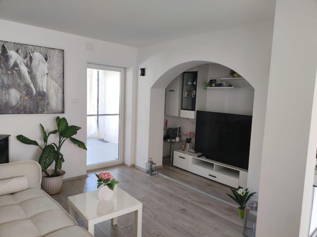 Televízia a/alebo spoločenská miestnosť v ubytovaní Toni Apartment