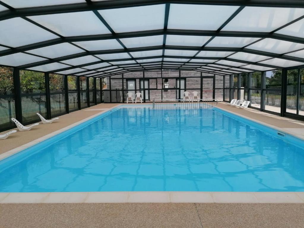Basen w obiekcie Chalet enchanteur à Arzal avec vue sur lac et piscine partagée lub w pobliżu