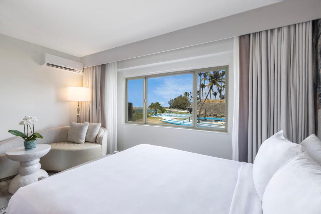 Postel nebo postele na pokoji v ubytování Maui Seaside Hotel