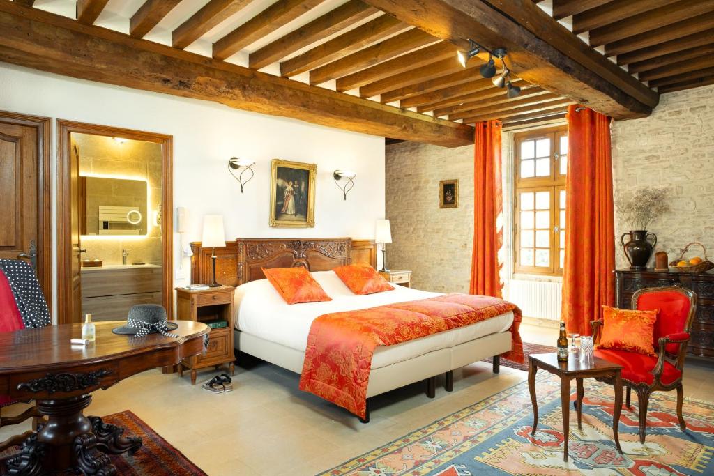 Postel nebo postele na pokoji v ubytování Hôtel Le Manoir De Mathan Crépon à la campagne 5 mn d'Arromanches et 10 mn de Bayeux