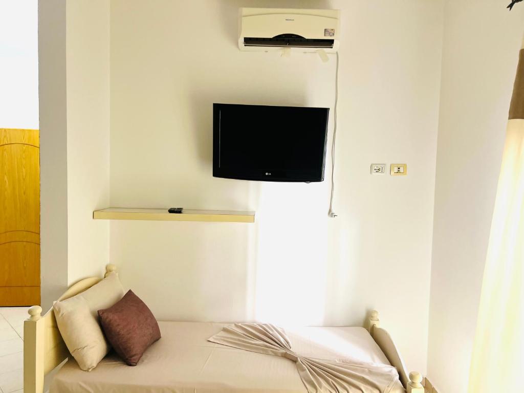 TV a/nebo společenská místnost v ubytování Bar Restorant Hotel “ MANI “