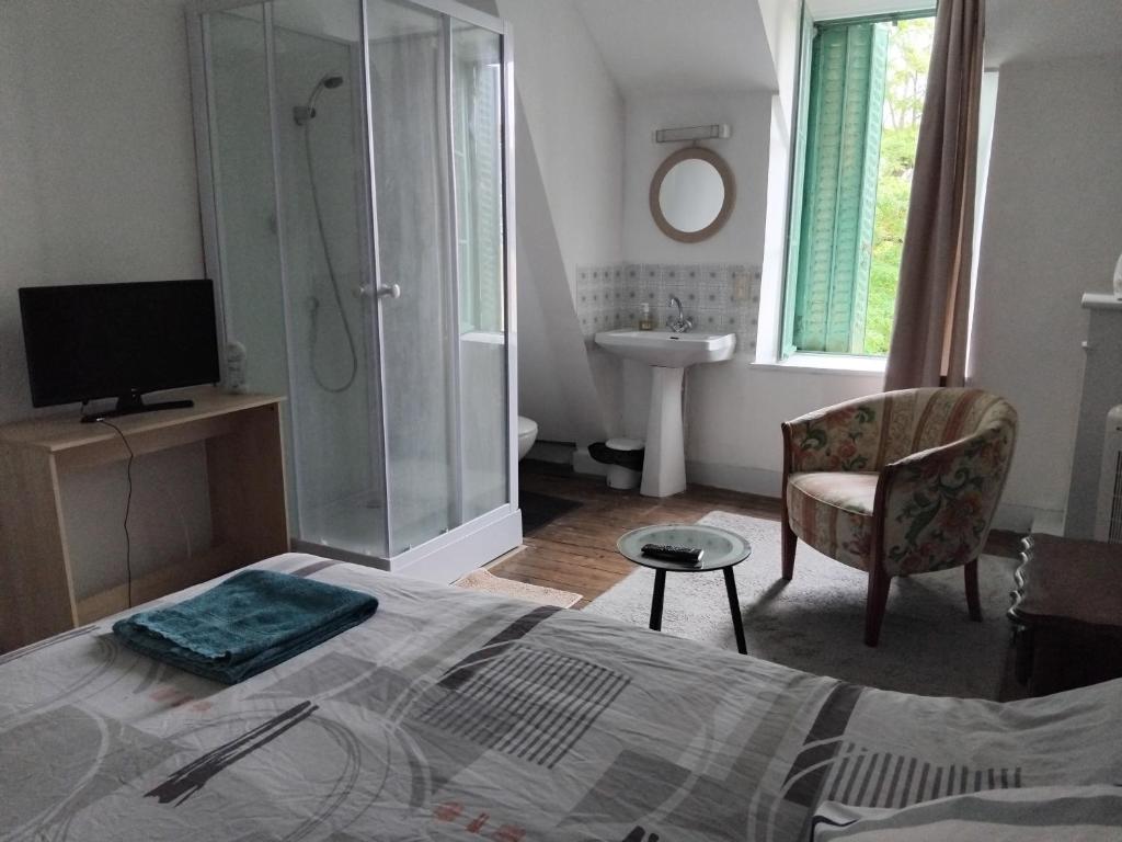 - une chambre avec une douche, un lit et un lavabo dans l'établissement vintage room, à Châteauroux