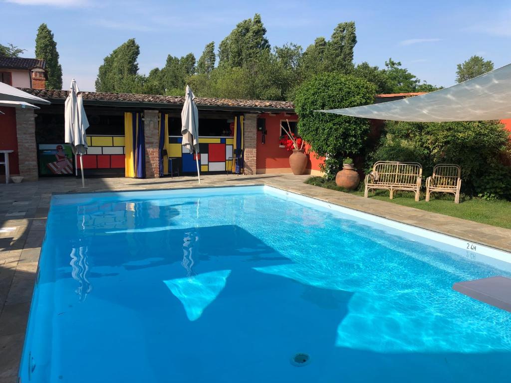Bazén v ubytování B&B Villa la Canonica con piscina privata a Padernello nebo v jeho okolí