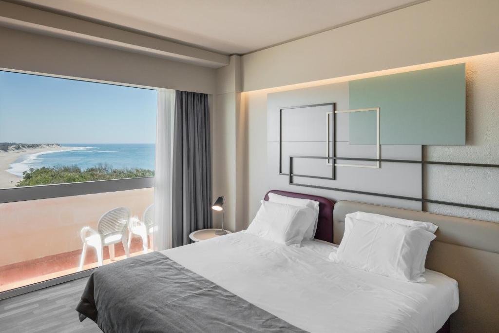 Postel nebo postele na pokoji v ubytování Axis Ofir Beach Resort Hotel