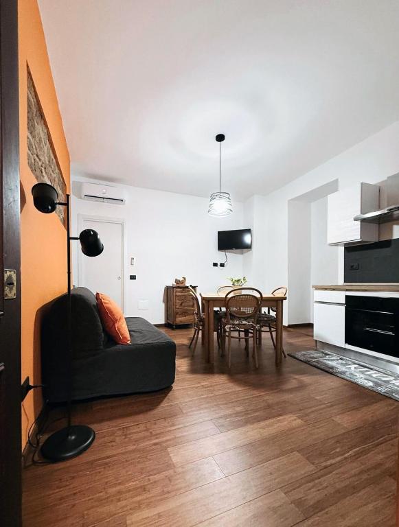 a living room with a couch and a table at Appartamento Diana in Orvieto