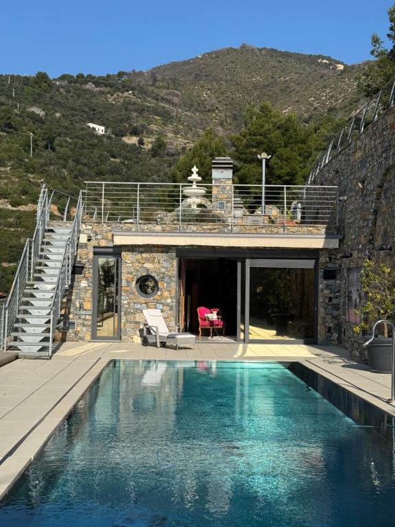 a house with a swimming pool and a patio at Villalino Tre Palme, Pool, 2 Schlafzimmer, 2 Bäder, Pool, Terrasse, Outdoor Fitness in Alassio