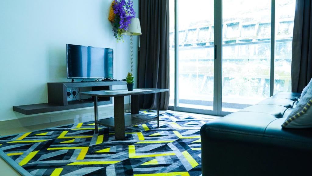 金马仑高原Palas Horizon Resident 3BR near Kea Farm Market, Cameron Highland的带沙发、桌子和电视的客厅