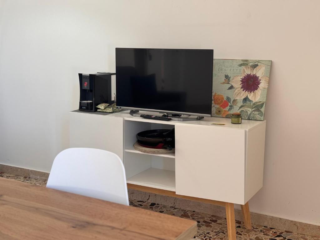 TV a/nebo společenská místnost v ubytování Dimora A' Muciara