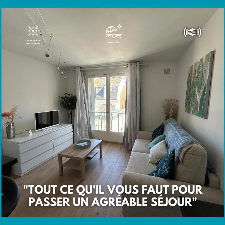 un salon avec un canapé et une table dans l'établissement Les Embruns - studio cosy plage & centre - dog friendly, à Villers-sur-Mer