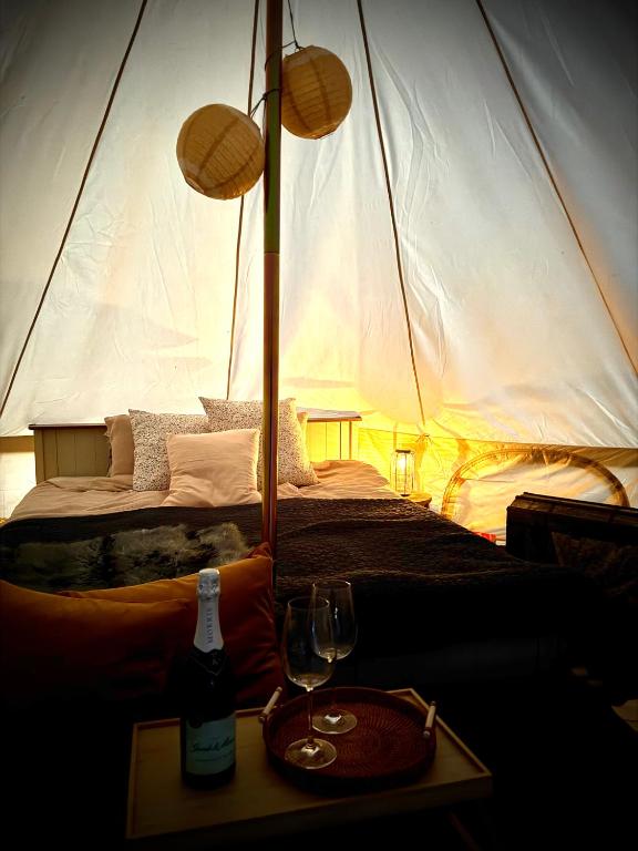 Postel nebo postele na pokoji v ubytování Glamping med alpackor