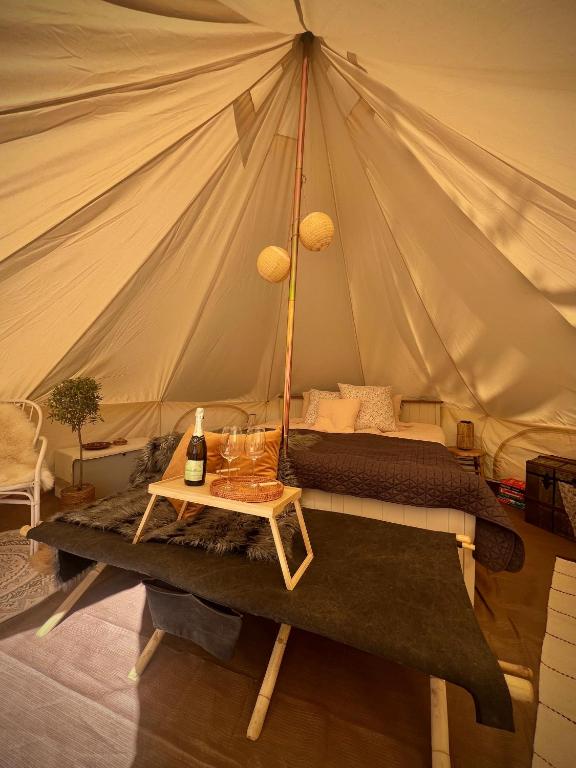 Postel nebo postele na pokoji v ubytování Glamping med alpackor