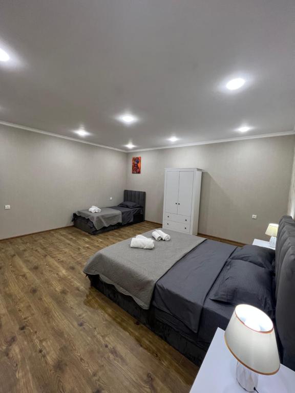 Postel nebo postele na pokoji v ubytování Home in Tiflis