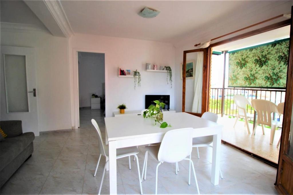 a white dining room with a white table and chairs at Brisa Marina in Las Canteras