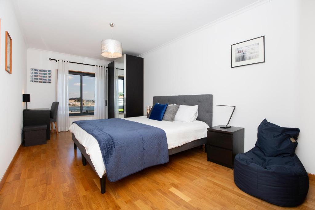 Hotel Sétimo Céu, a bedroom with a bed and a chair in it at Sétimo Céu in Lisbon