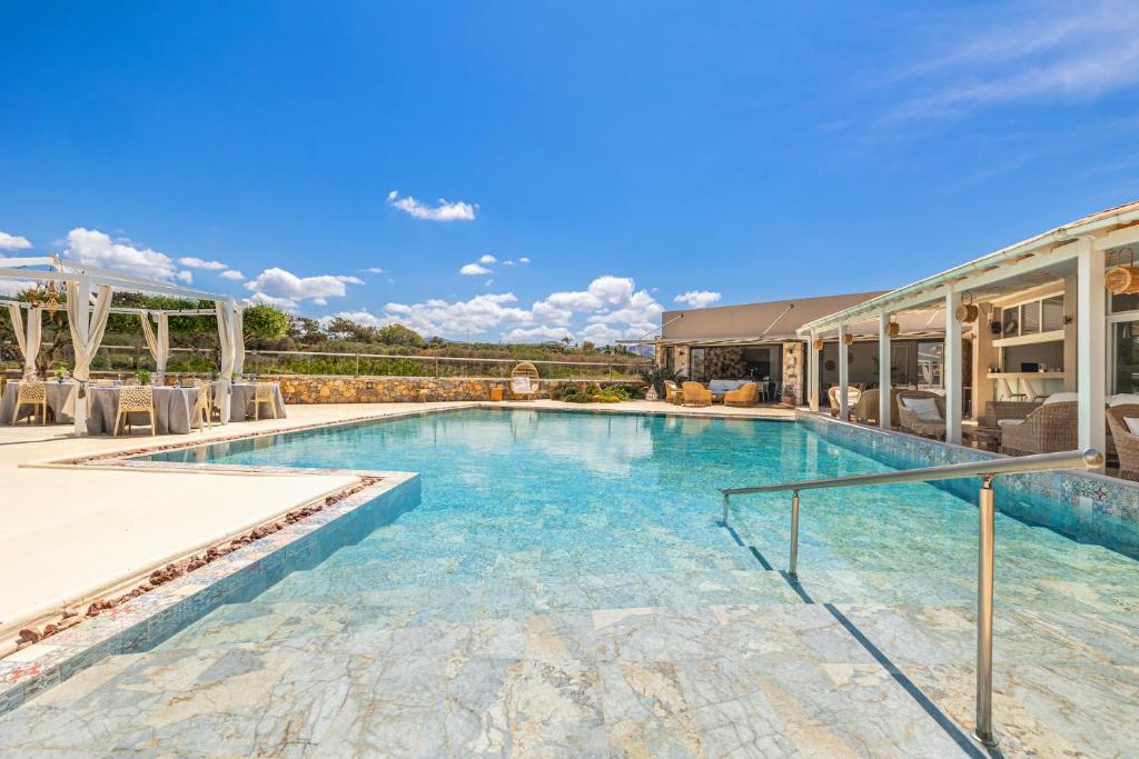 Bazén v ubytování Paradise Island Villas nebo v jeho okolí