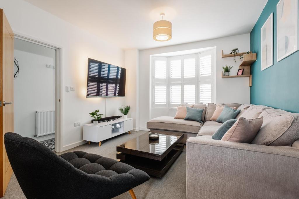 una sala de estar con un sofá y una mesa en Modern Hove Home close to Brighton Beach with FREE PARKING, en Brighton & Hove