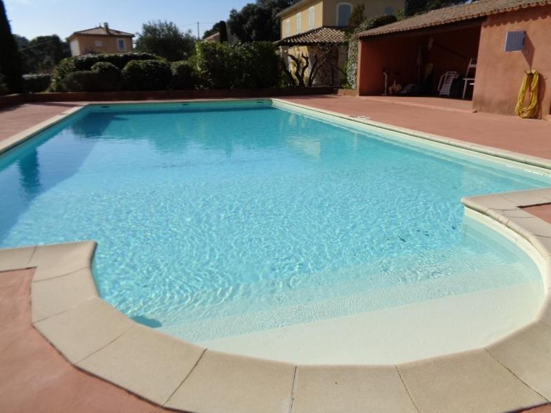 une grande piscine avec de l'eau bleue dans l'établissement La maison de Noelle, à Vaison-la-Romaine