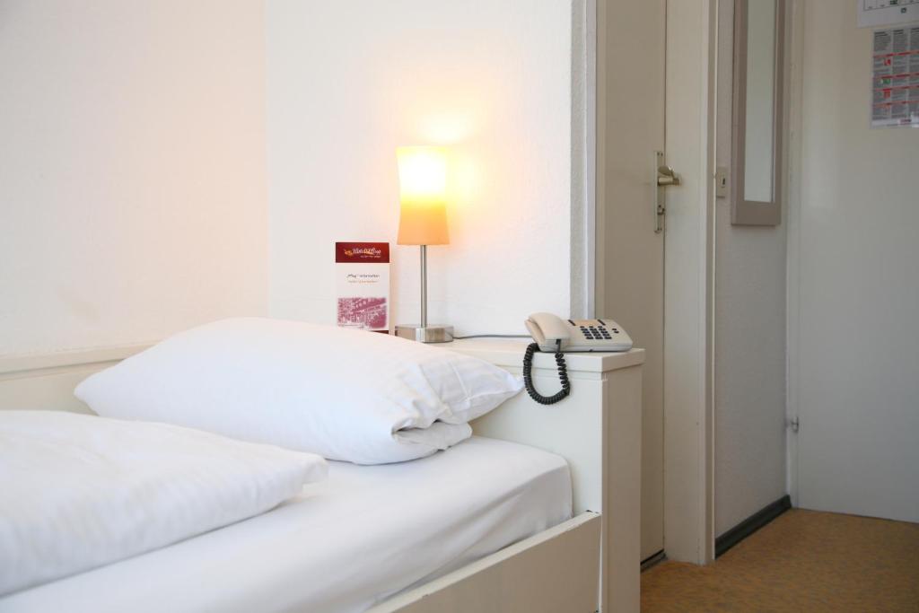 Postel nebo postele na pokoji v ubytování Hotel Pflug