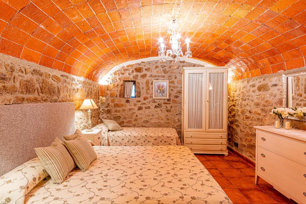 Postel nebo postele na pokoji v ubytování Cal Bisbe, your rural holiday home