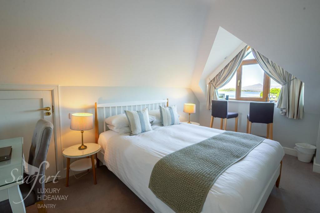 Postel nebo postele na pokoji v ubytování Seafort Luxury Hideaway