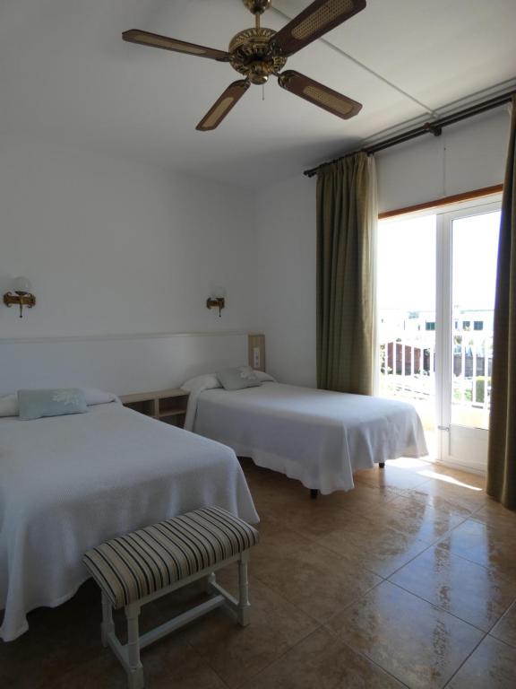 Postel nebo postele na pokoji v ubytování Hostal Port Fornells