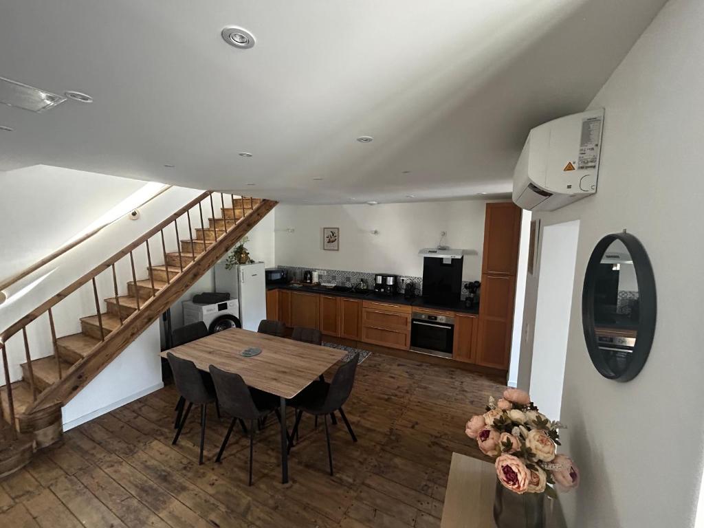 Η κουζίνα ή μικρή κουζίνα στο Petite maison de village