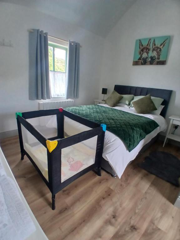 Postel nebo postele na pokoji v ubytování St Kevins Cottage