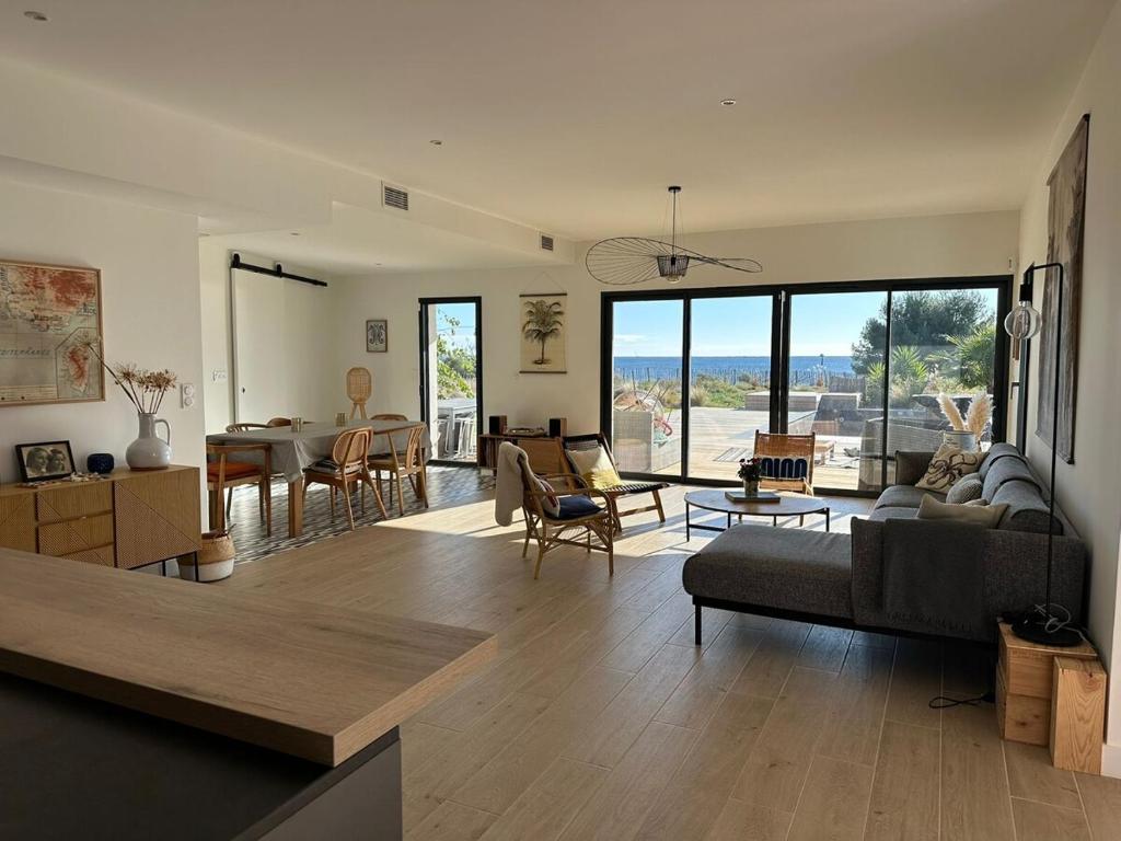 un salon avec un canapé et une table dans l'établissement Villa 8p vue mer piscine chauffée, à Mèze