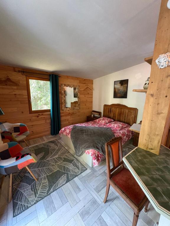 TV a/nebo společenská místnost v ubytování Chalet libellule Domaine de la Mamounette