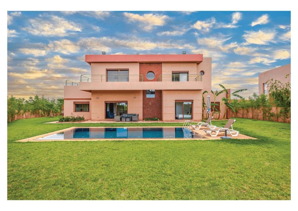 a house with a swimming pool in the yard at Villa Dahlia Jacuzzi, Stove, Pool in Marrakesh