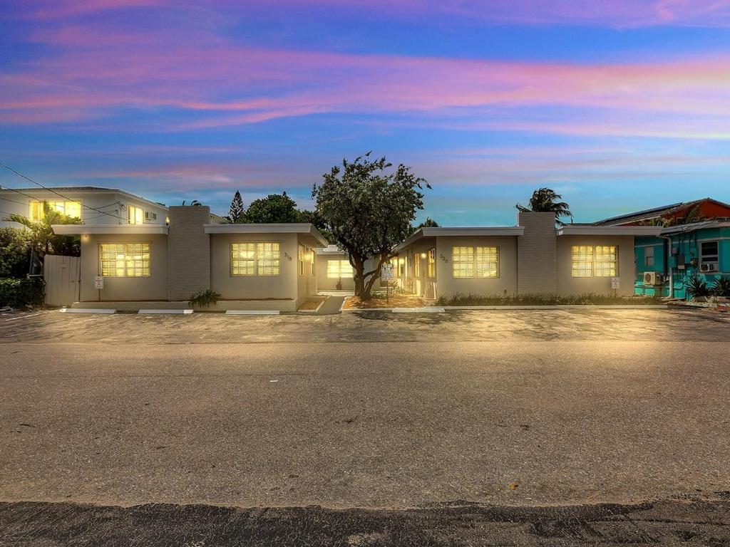 una casa con luces encendidas en un estacionamiento en Modern Apt Near Beach – Views Wi-Fi, en Dania Beach