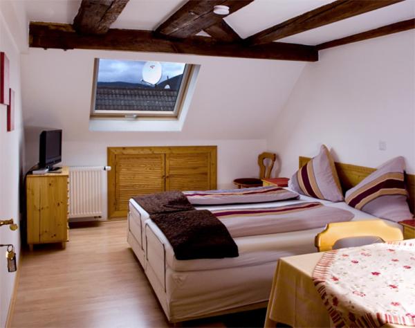 En eller flere senger på et rom på Gasthaus Korfu