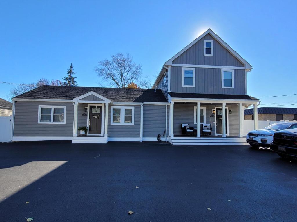 una casa con un coche aparcado en una entrada en Cozy house, close to downtown Danvers, en Danvers