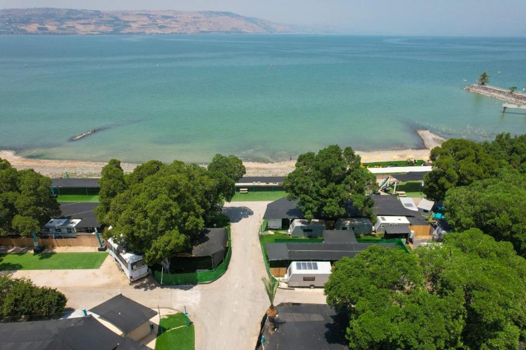 基内雷特גלמפינג האון בכנרת的水边停车场的空中景观