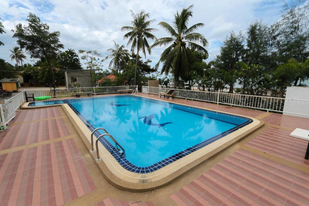 Bazén v ubytování Pranmanee Beach Resort nebo v jeho okolí