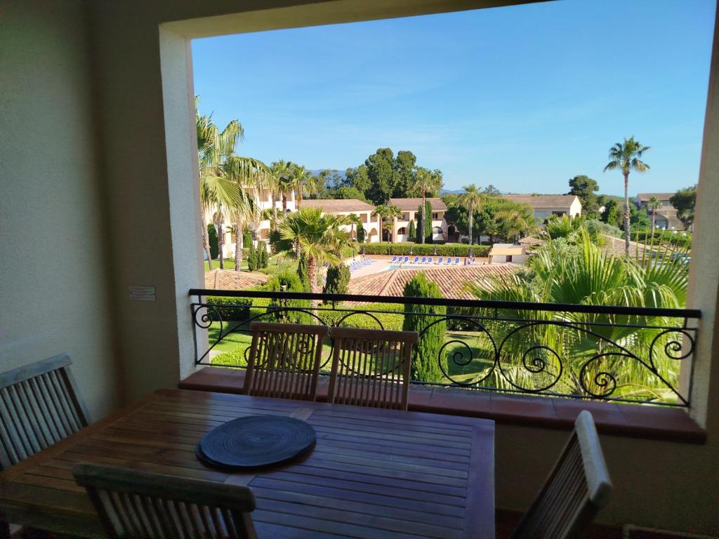 une table et des chaises sur un balcon avec vue dans l'établissement Appt 4-6 couchages climatisé avec 2 piscines et 200 m des plages et criques, à Linguizzetta