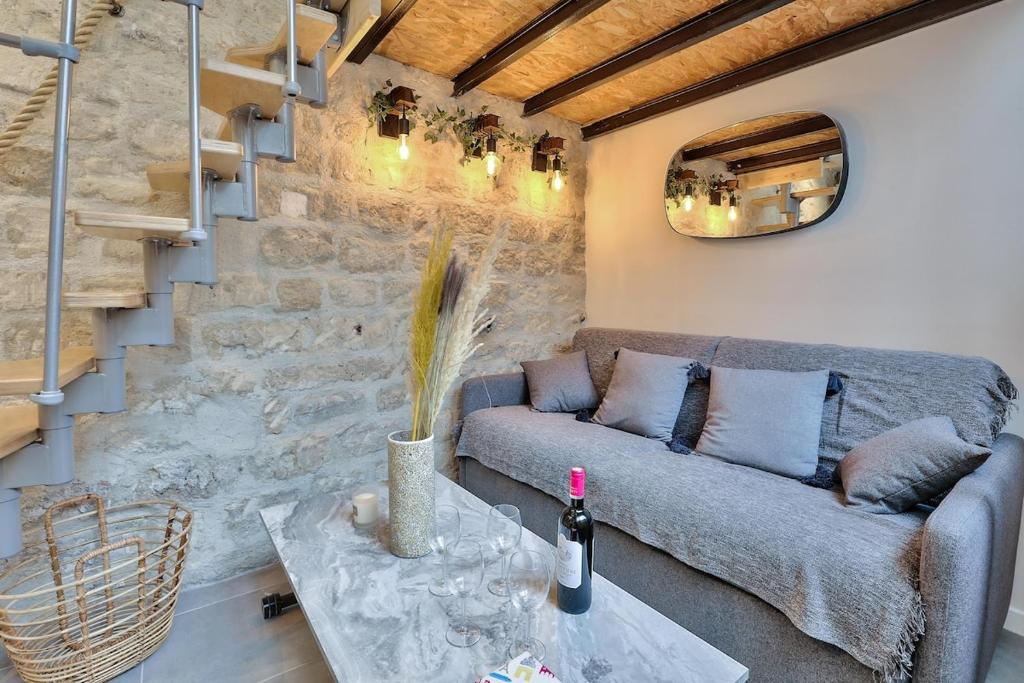 un salon avec un canapé et une table dans l'établissement Studio walking distance from Marais with mobile AC, à Paris