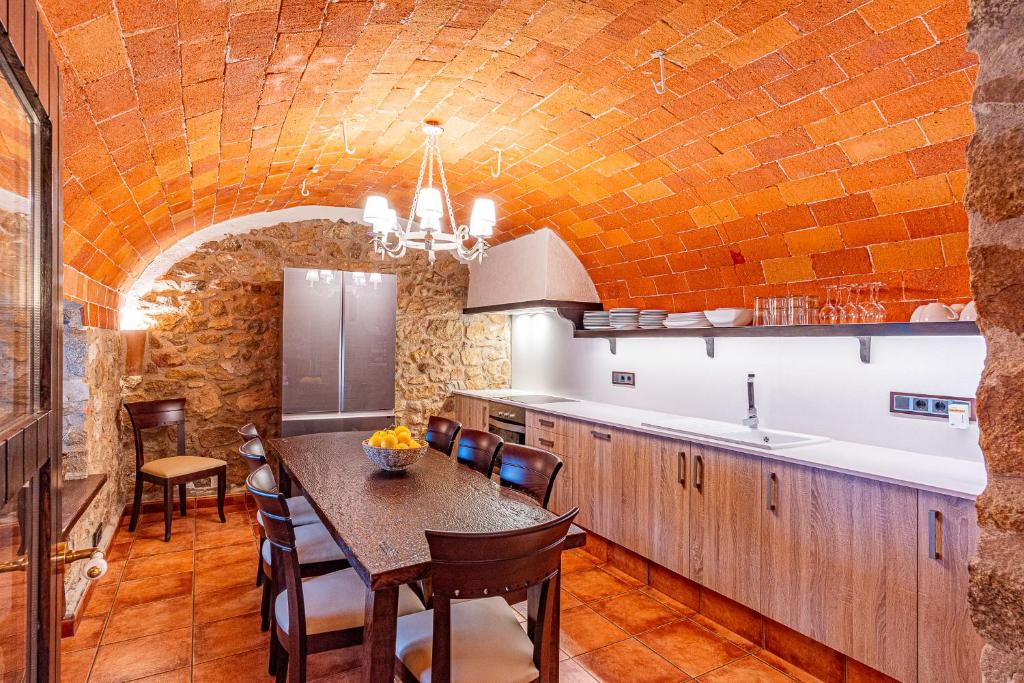 Kuchyň nebo kuchyňský kout v ubytování Cal Bisbe, your rural holiday home
