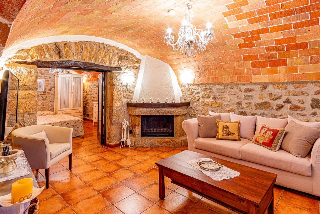 Posezení v ubytování Cal Bisbe, your rural holiday home