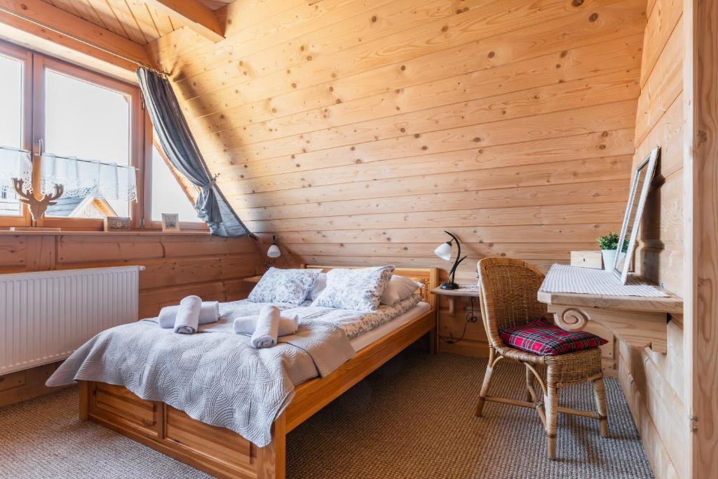 Posteľ alebo postele v izbe v ubytovaní Apartament z widokiem w Murzasichlu