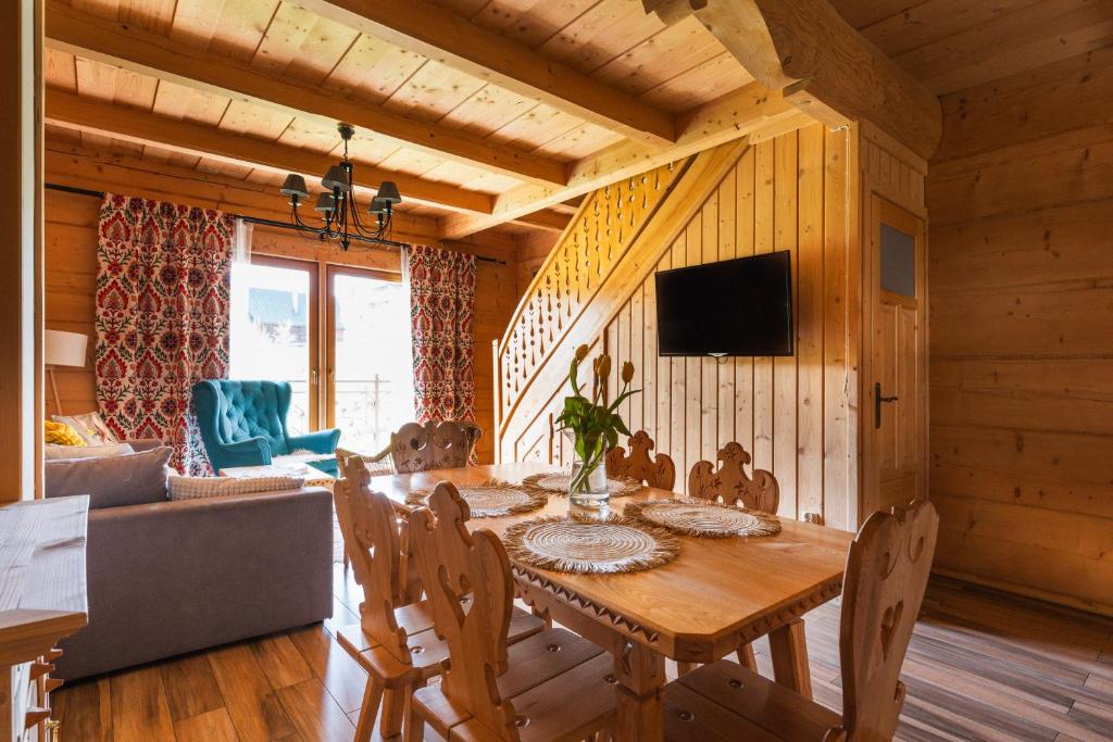 Televízia a/alebo spoločenská miestnosť v ubytovaní Apartament z widokiem w Murzasichlu