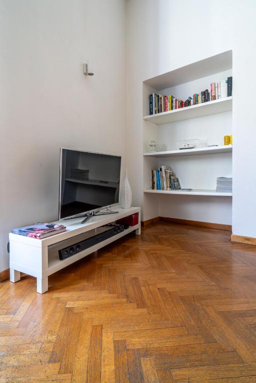 Televízia a/alebo spoločenská miestnosť v ubytovaní Riviera18