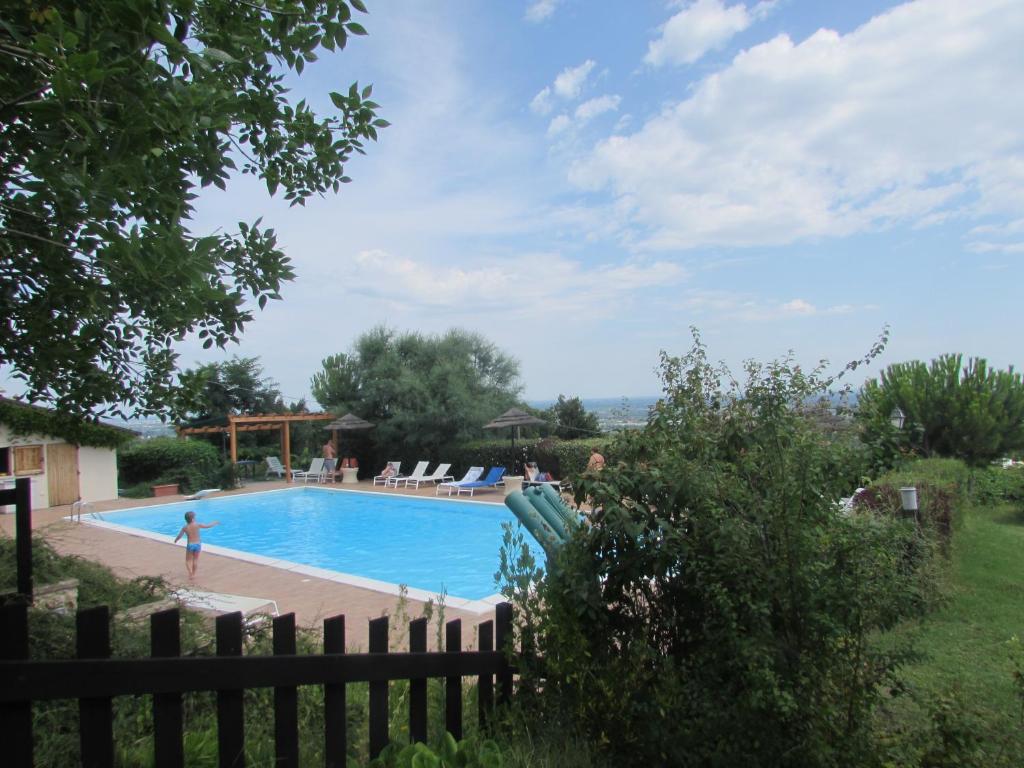 Basen w obiekcie Agriturismo Ca'de'Gatti lub w pobliżu