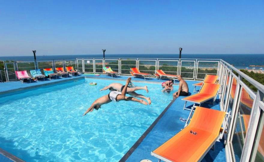 Bazén v ubytování Hotel Sorriso nebo v jeho okolí