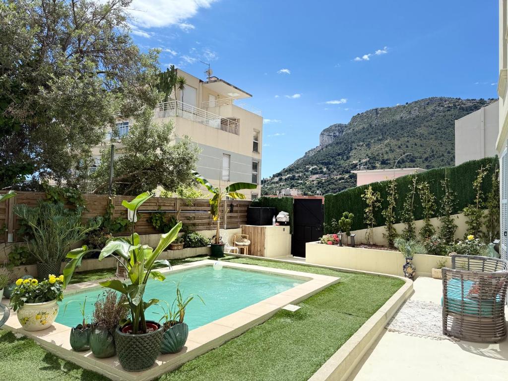 une arrière-cour avec une piscine et des plantes dans l'établissement Rare, private garden, 2bdr, Monaco border, à Beausoleil