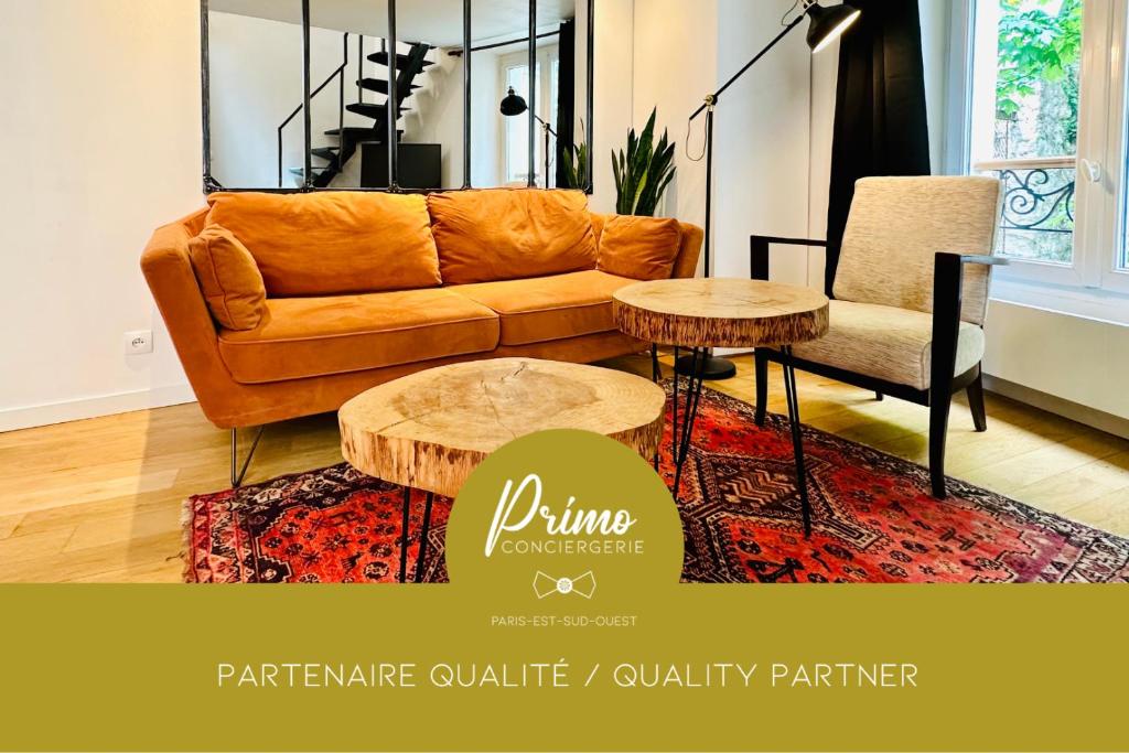 ein Wohnzimmer mit einer Couch und zwei Tischen in der Unterkunft LE LAVADIÈRE - Joli duplex avec terrasse in Sèvres