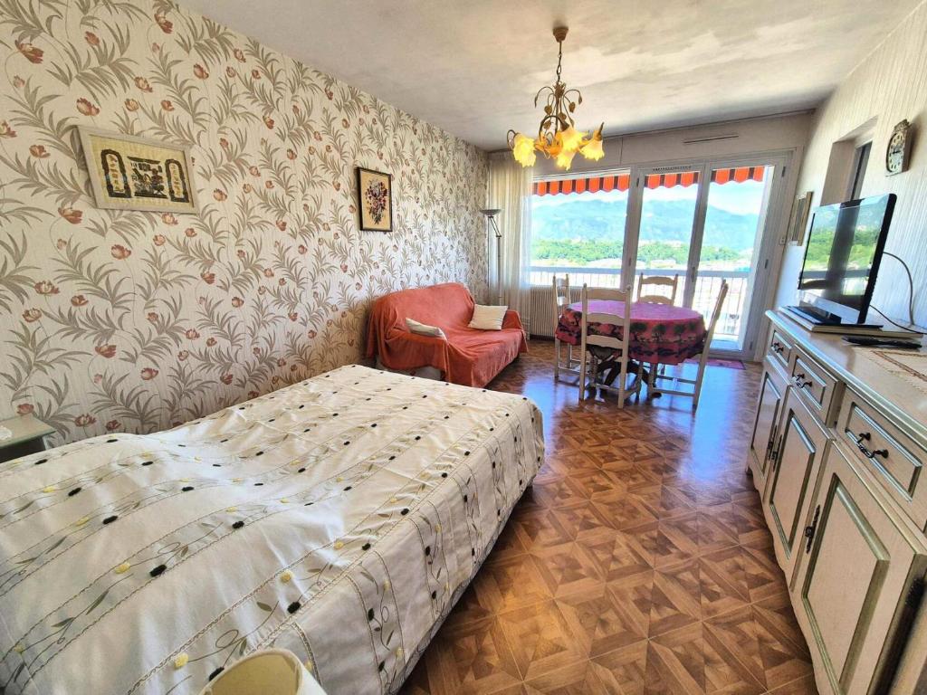 une chambre avec un lit et une salle à manger dans l'établissement Résidence Le Cheverny - Proche Parc Boisé agréable logement 2 personnes ! MAE-7134, à Aix-les-Bains