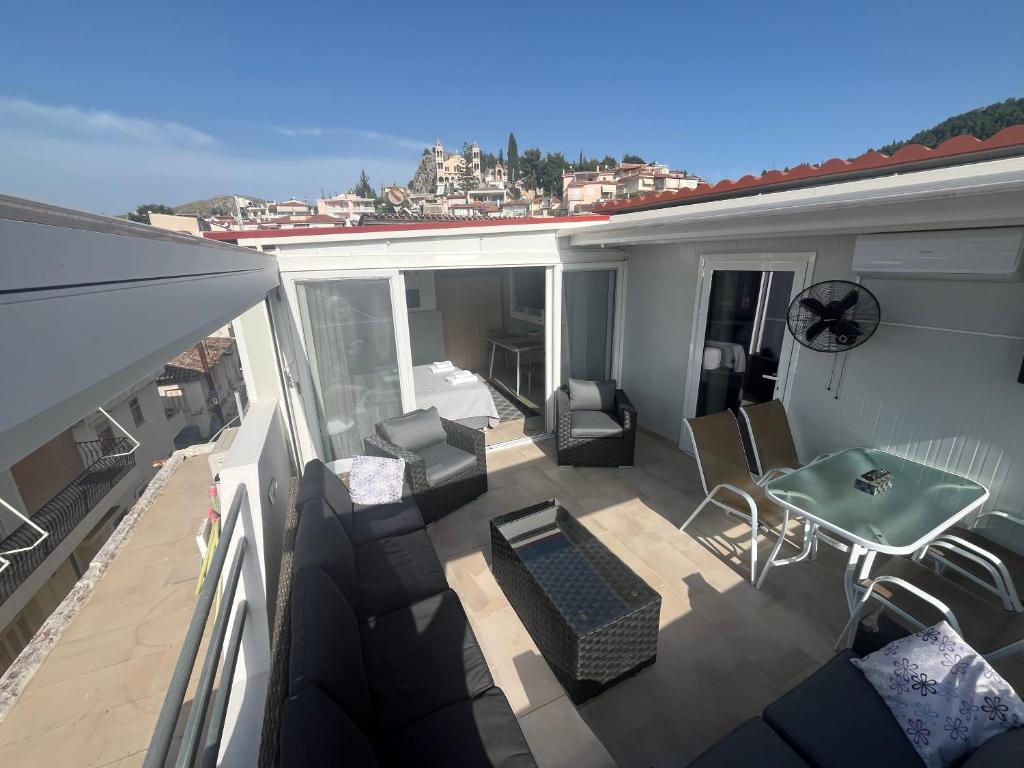 Balkon lub taras w obiekcie Nafplio Getaway Rooftop Terrace with unobstructed views of Palamidi Castle Fortress!