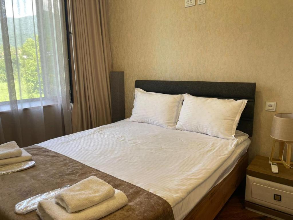 Postel nebo postele na pokoji v ubytování Lunisi Kvareli